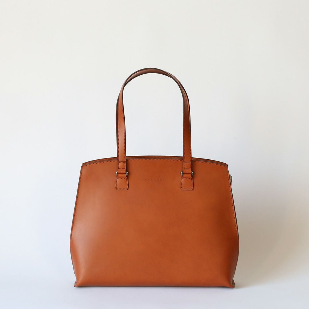 リスシオレザートートコニャックの色、正面からのアングル