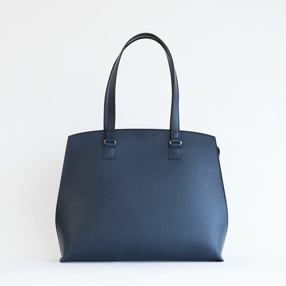 リスシオレザートートネイビーの色、正面からのアングル
