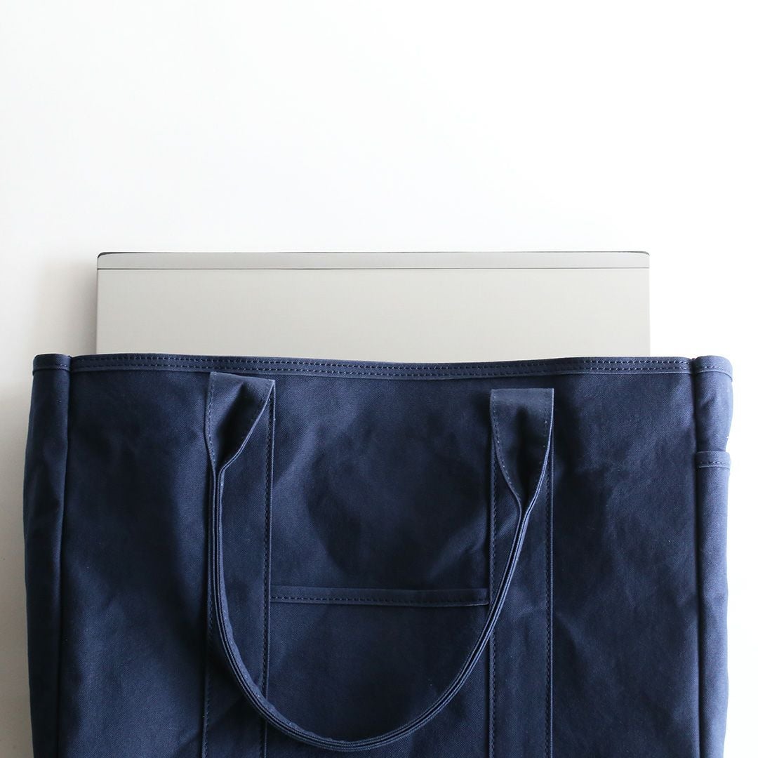 イーブンパートート(L)ネイビー16インチのパソコンを入れた画像