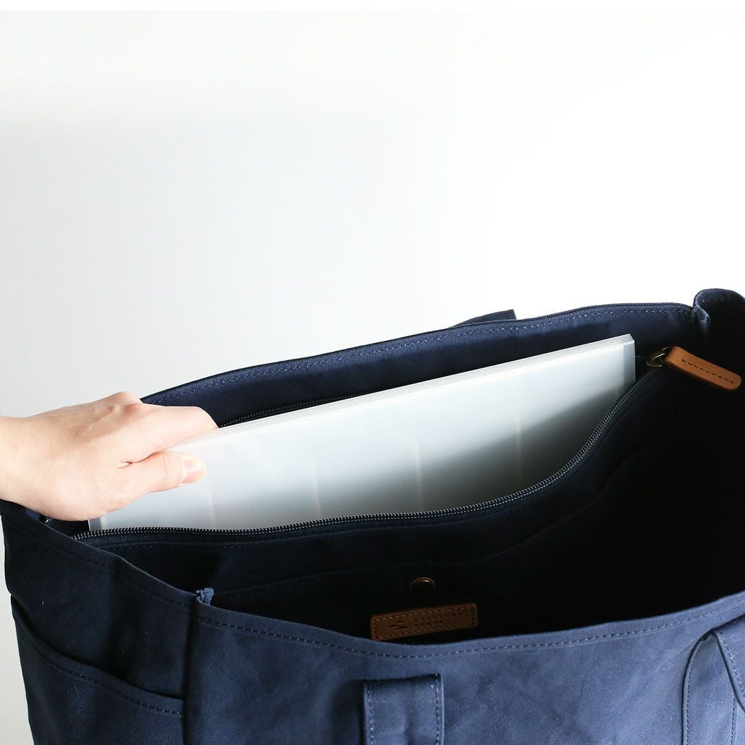 イーブンパートート(L)ネイビーA4のファイルを入れた画像