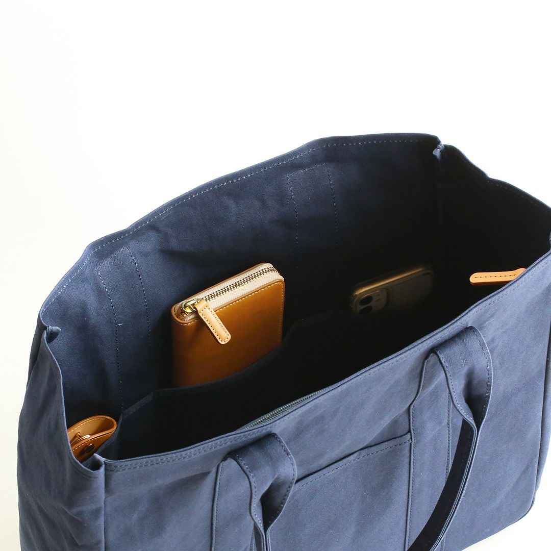 イーブンパートート(L)ネイビー内装オープンポケットに小物を入れた画像