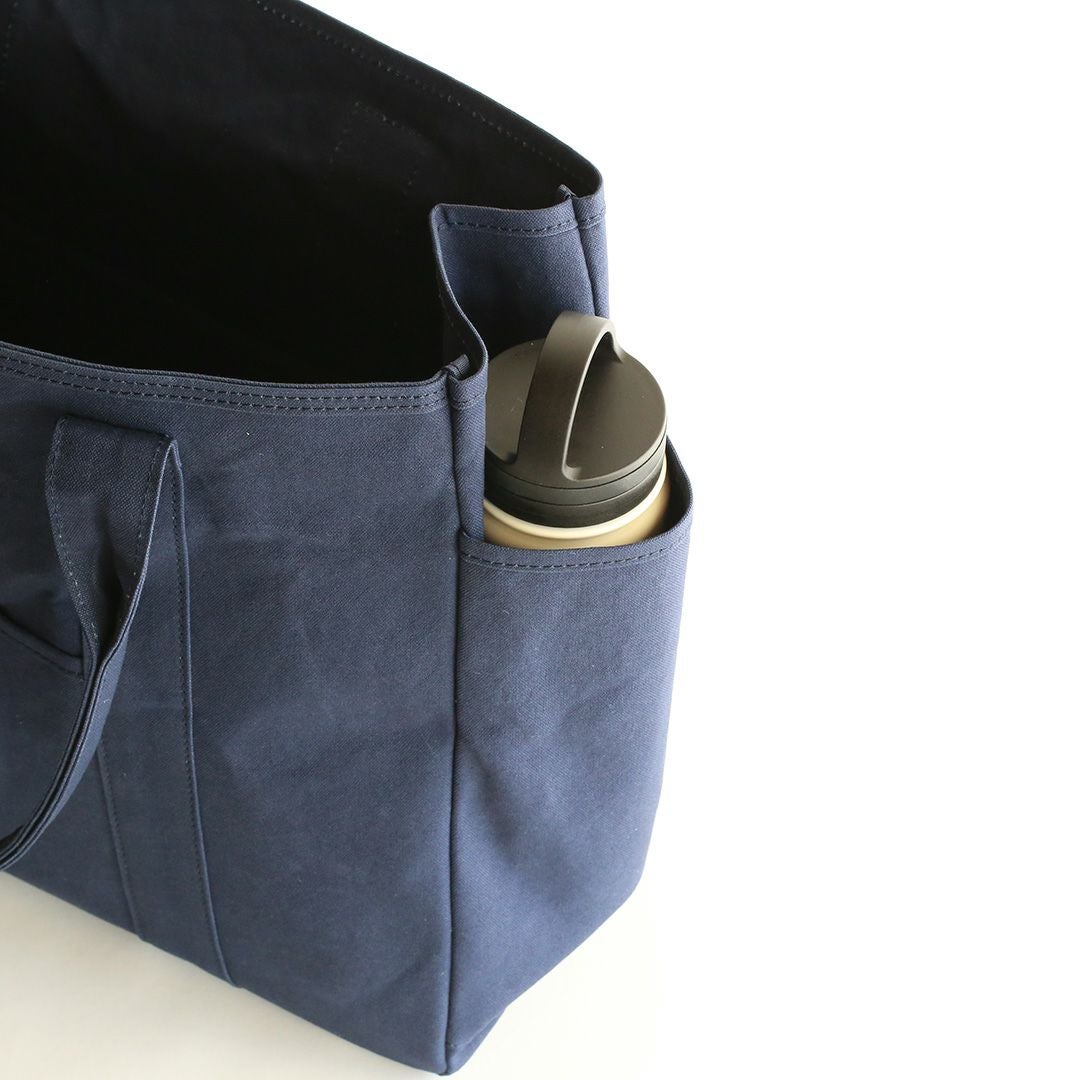 イーブンパートート(L)ネイビーサイドポケットに折りたたみ傘を入れた画像