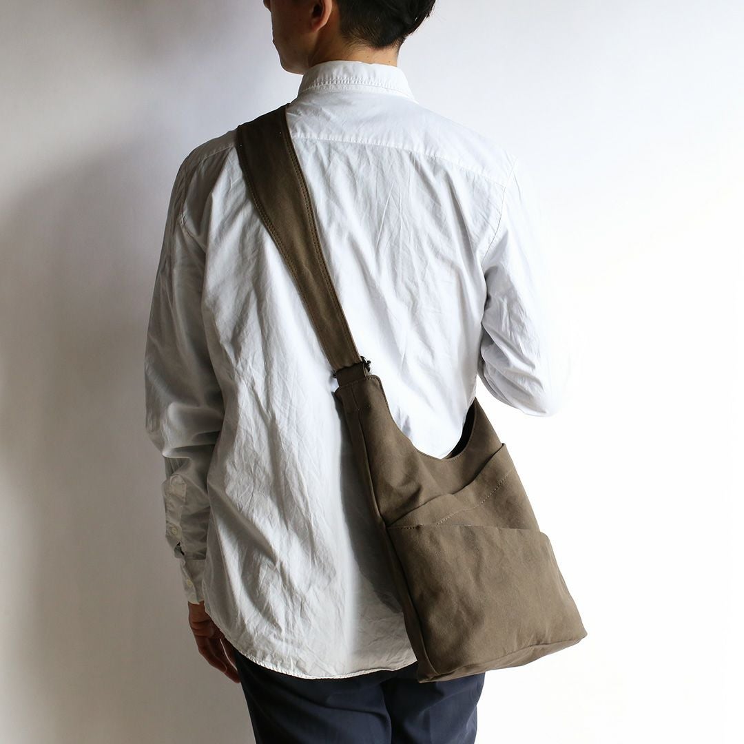 備長炭染め帆布タケノコショルダーアーミーブラウンモデル画像