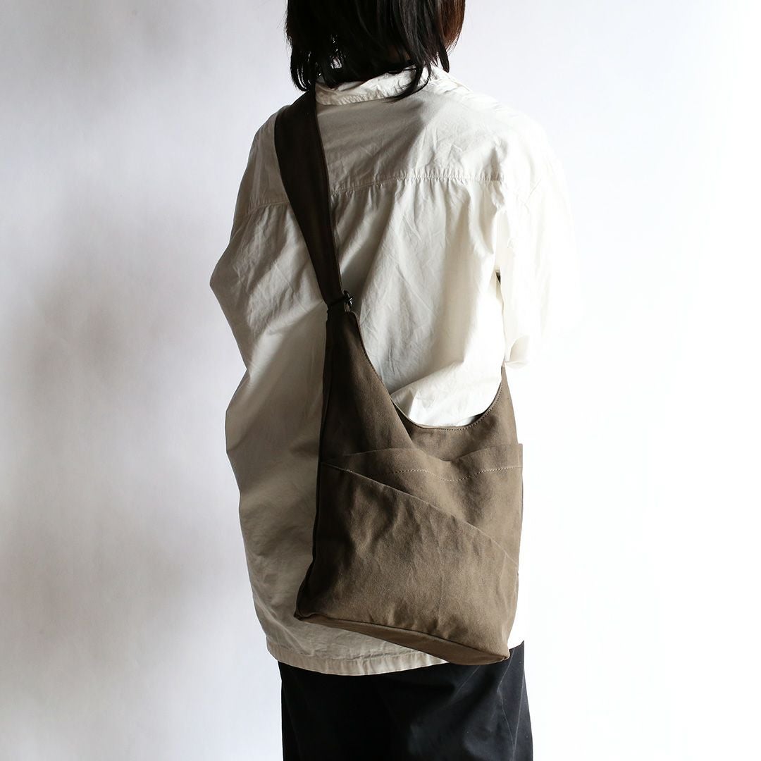 備長炭染め帆布タケノコショルダーアーミーブラウンモデル画像