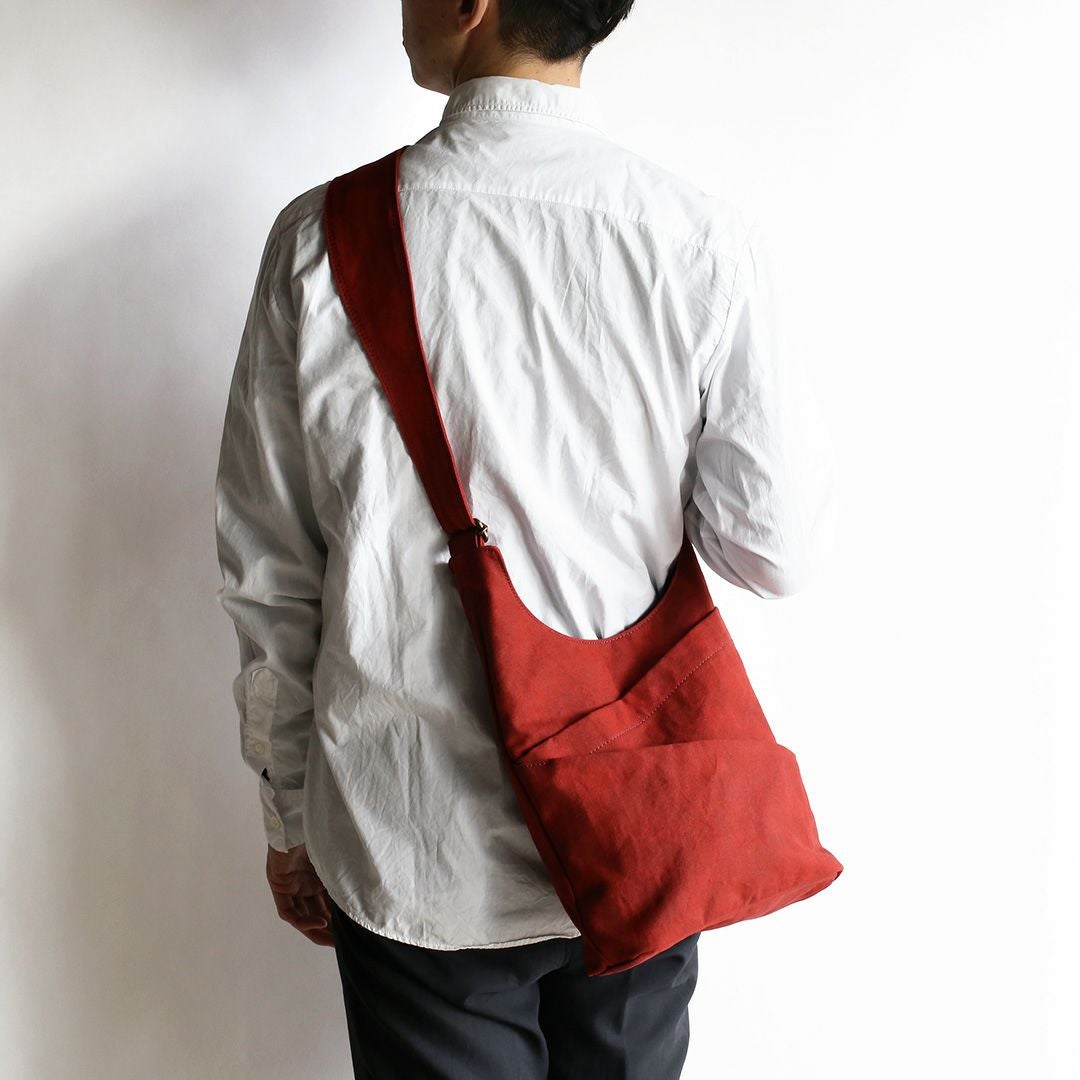 備長炭染め帆布タケノコショルダーレッドモデル画像