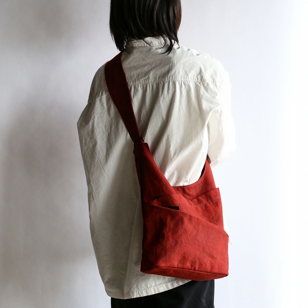 備長炭染め帆布タケノコショルダーレッドモデル画像