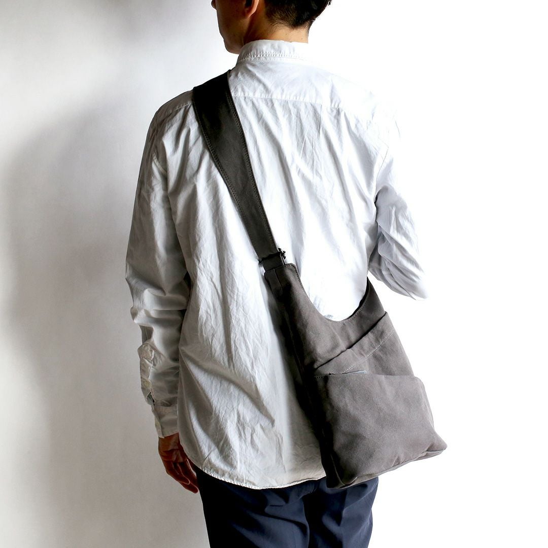 備長炭染め帆布タケノコショルダースモークモデル画像