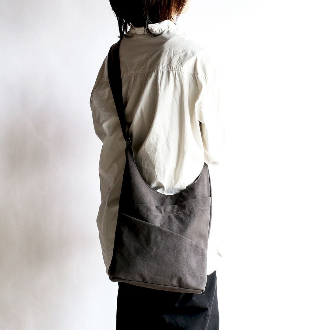 備長炭染め帆布タケノコショルダースモークモデル画像