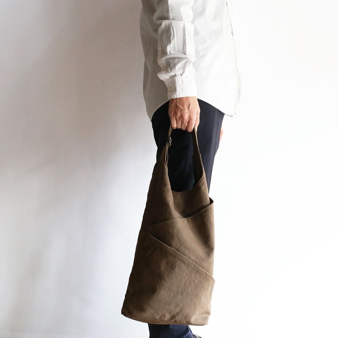 備長炭染め帆布タケノコトートアーミーブラウンモデル画像