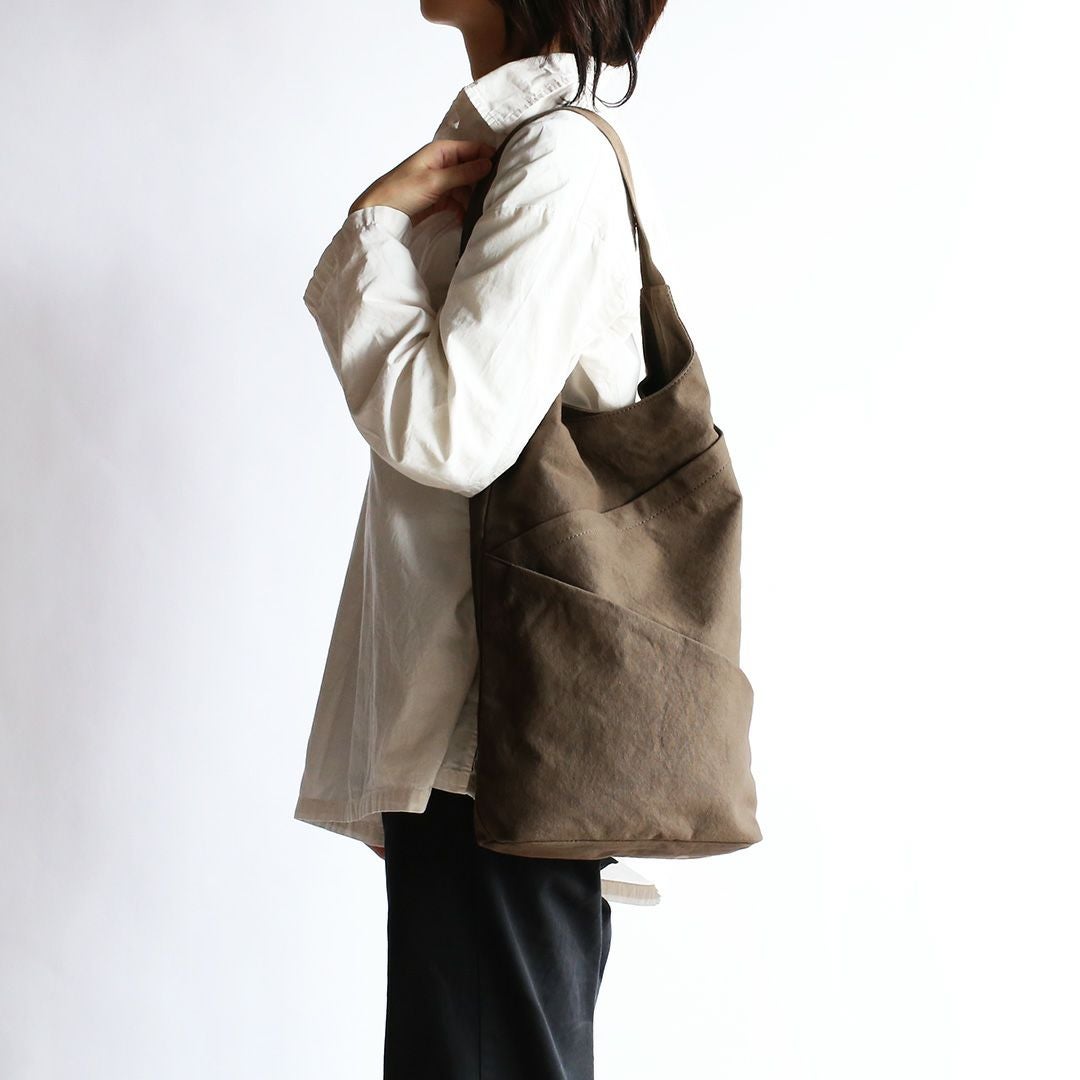 備長炭染め帆布タケノコトートアーミーブラウンモデル画像