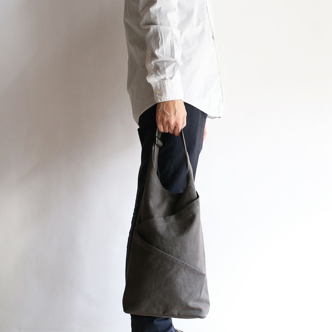 備長炭染め帆布タケノコトートスモークモデル画像