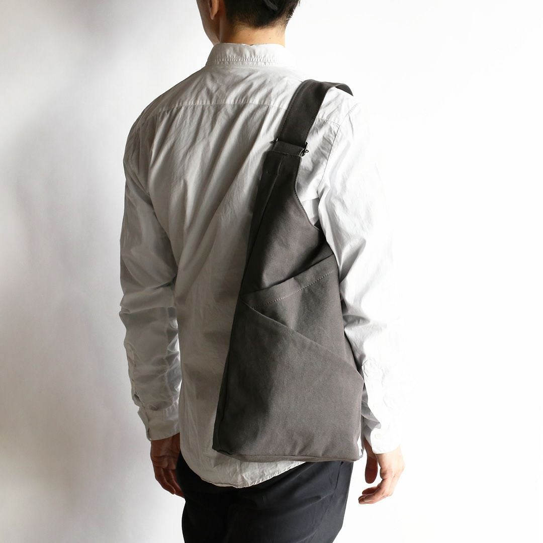 備長炭染め帆布タケノコトートスモークモデル画像