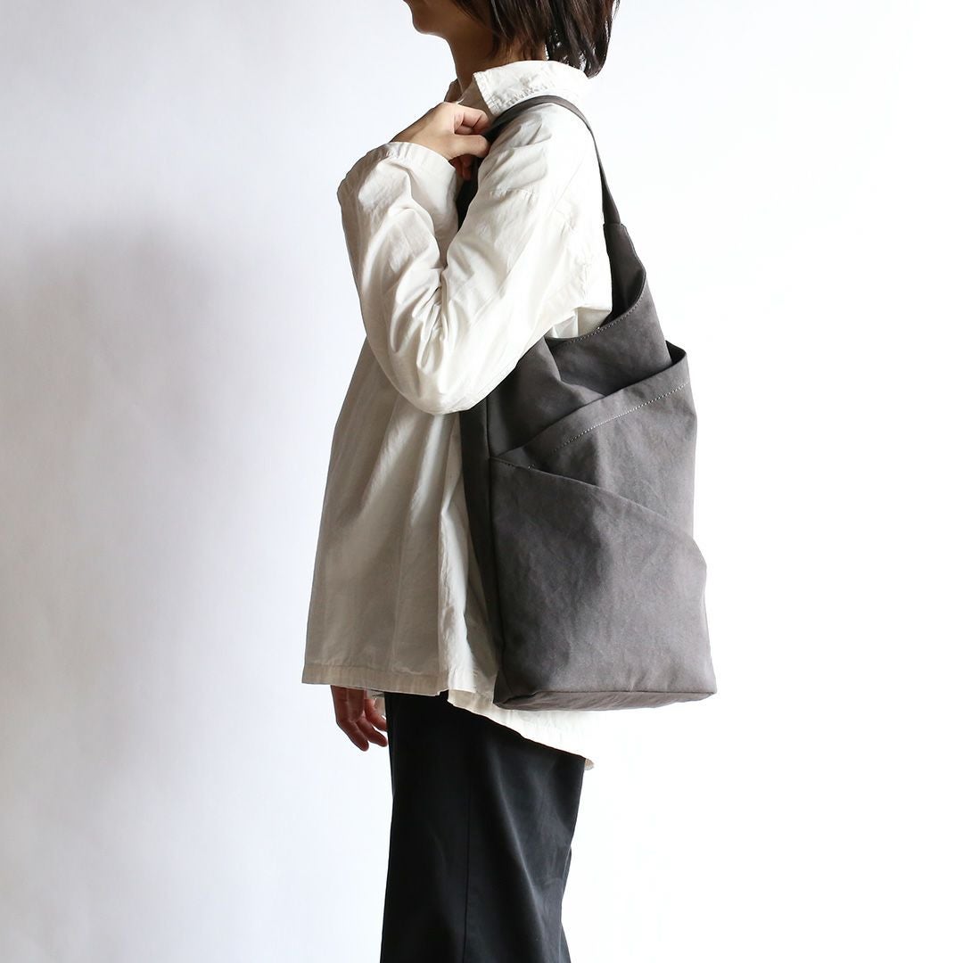 備長炭染め帆布タケノコトートスモークモデル画像