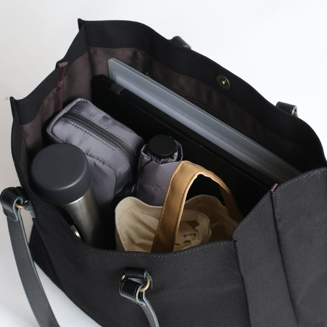  6号帆布のシカクイトートに荷物を入れた画像