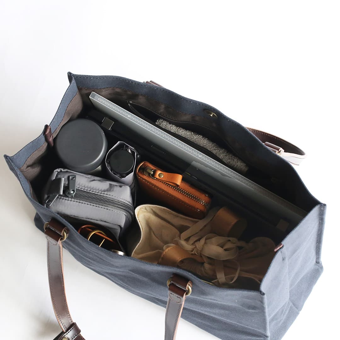 6号帆布のシカクイトートに荷物を入れた画像