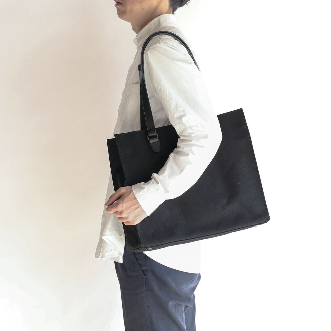  6号帆布のシカクイトートの肩掛けモデル