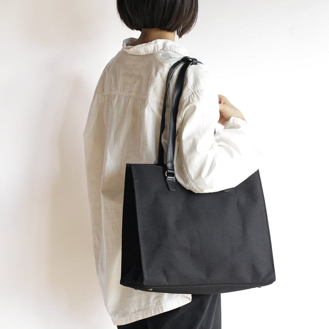 6号帆布のシカクイトート ブラック 女性モデル着用 肩掛け
