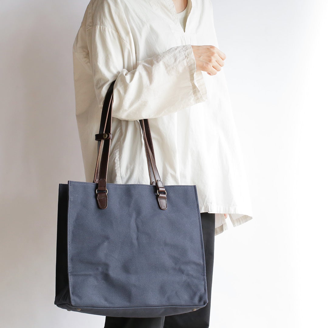 6号帆布のシカクイトート ネイビー 女性モデル着用 肘掛け