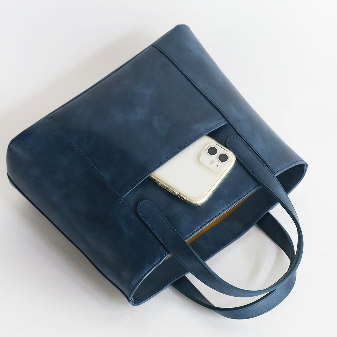 オリーブレザーミニトート背面側にスマホが入っている写真