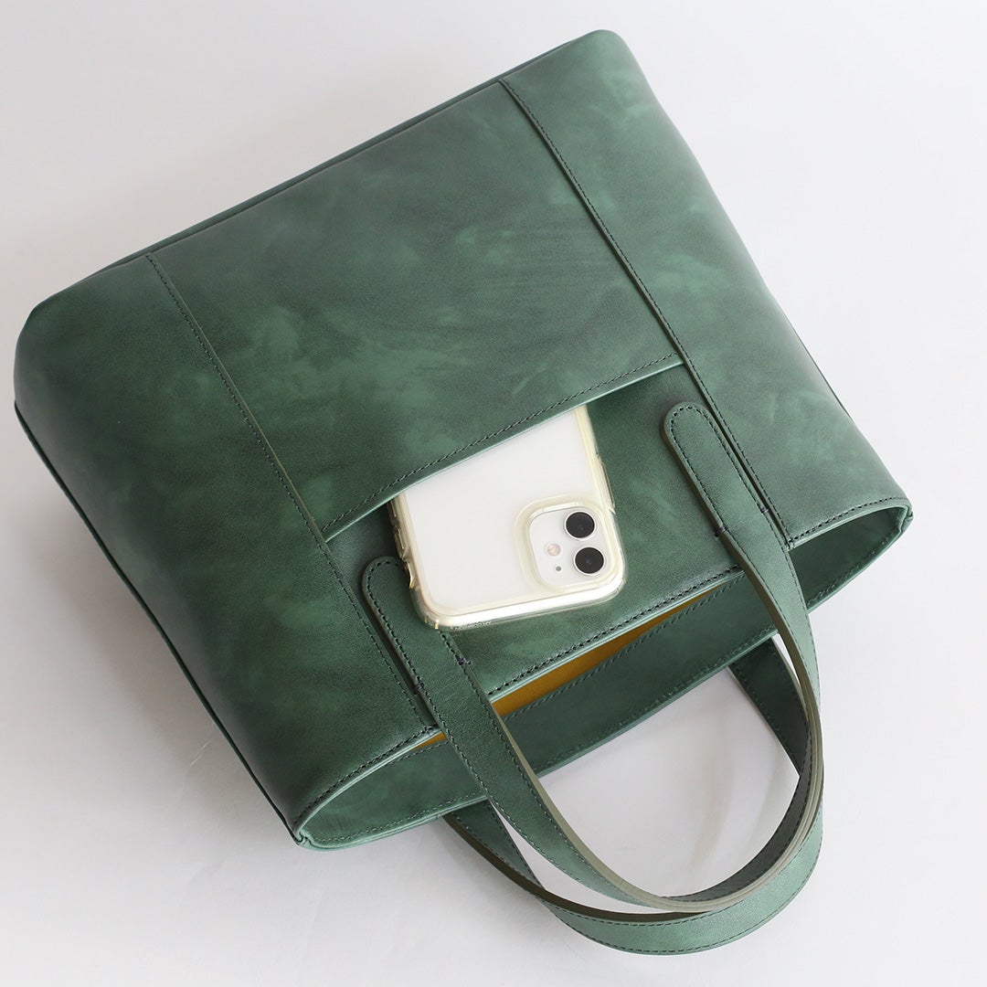 オリーブレザーミニトート背面側にスマホが入っている写真