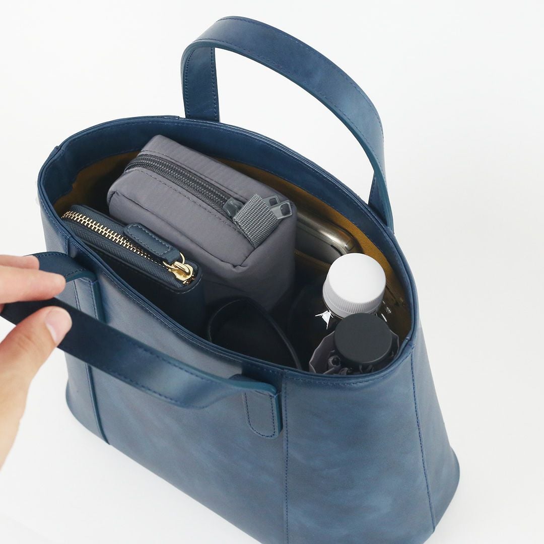 オリーブレザーミニトートに荷物を入れた画像