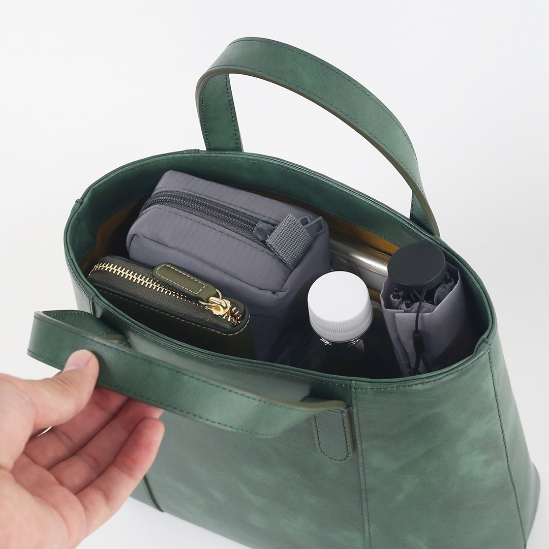 オリーブレザーミニトートに荷物を入れた画像