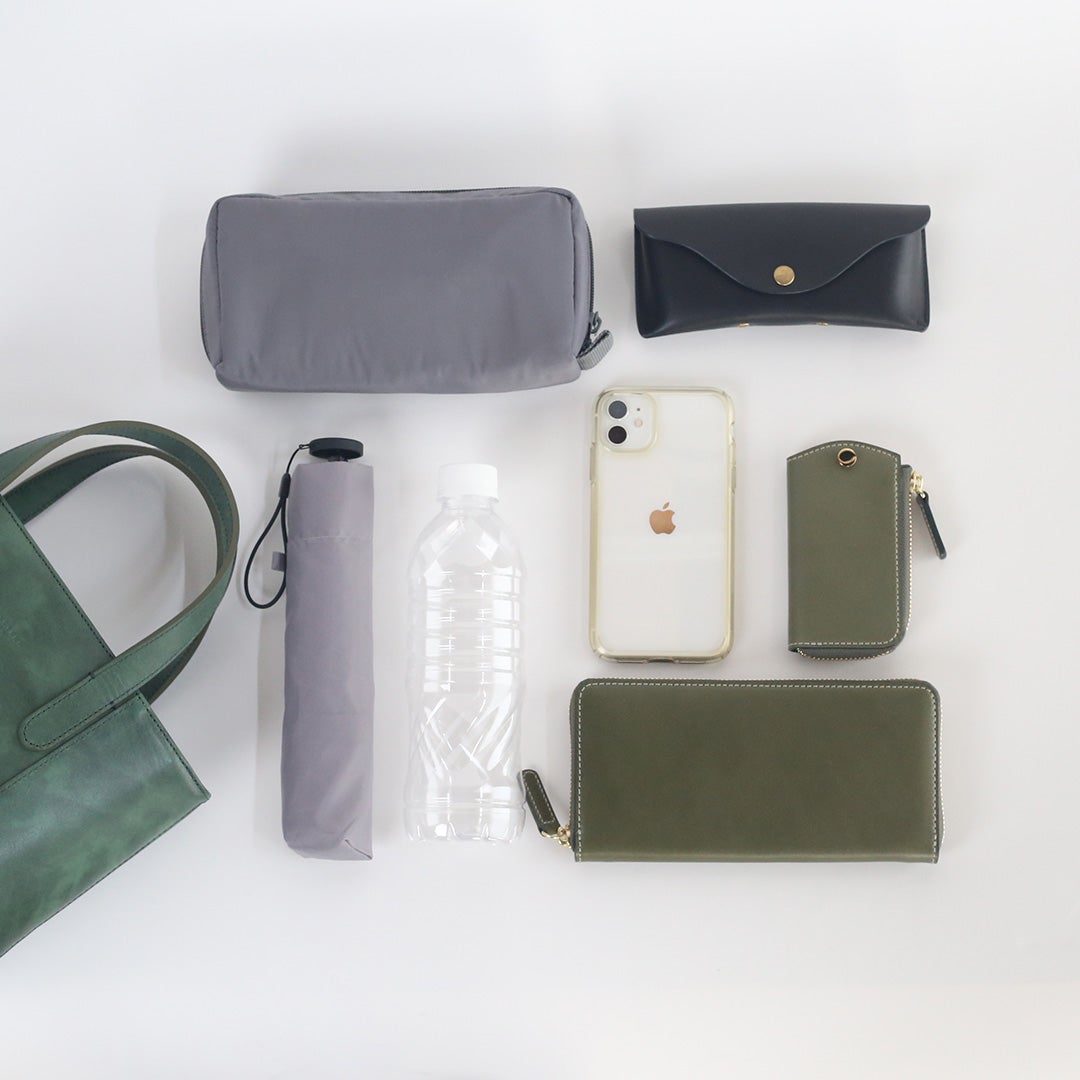 500mlのペットボトル、長財布、スマホ、ポーチ、折り畳み傘、キーケースをオリーブレザーミニトートから出した画像
