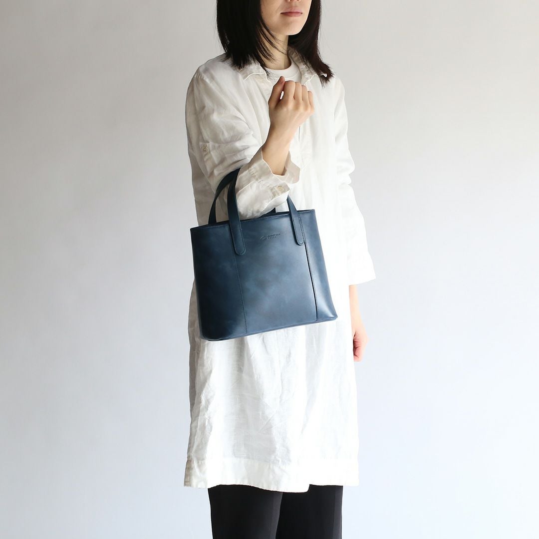 オリーブレザーミニトートモデル画像