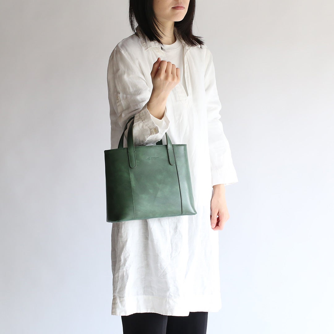 オリーブレザーミニトートモデル画像