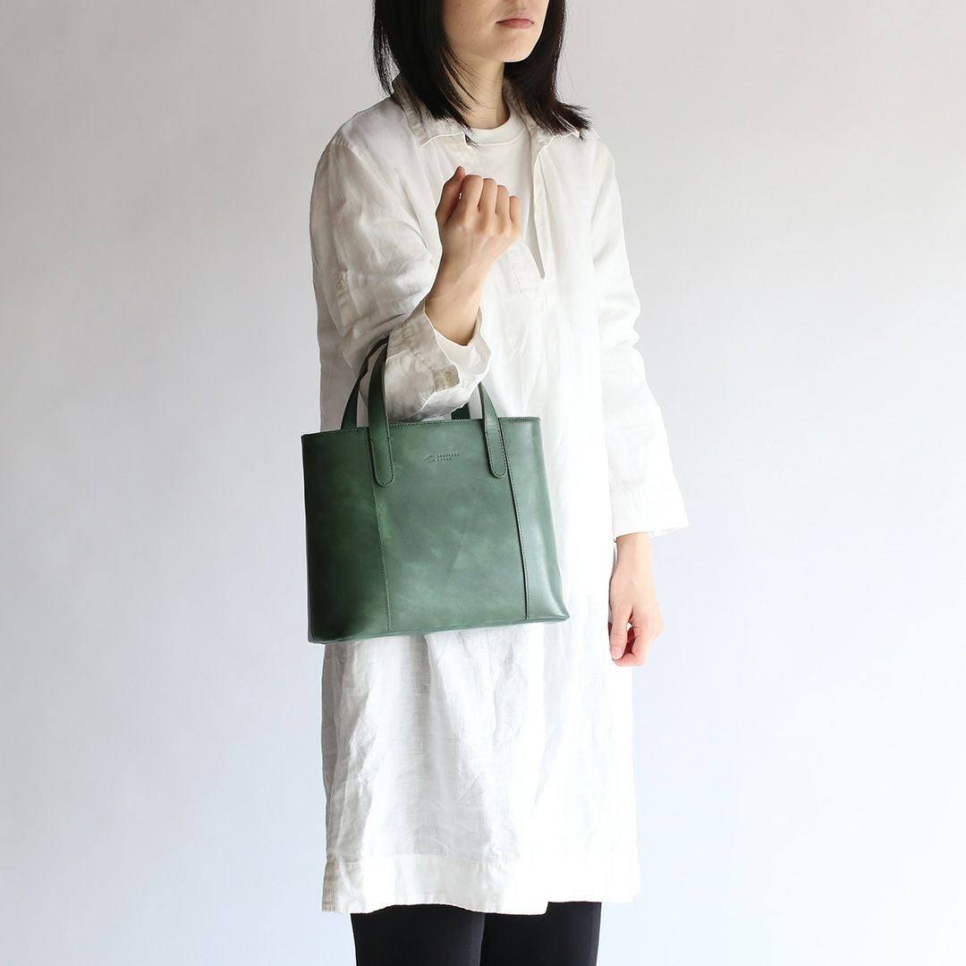 オリーブレザーミニトートモデル画像