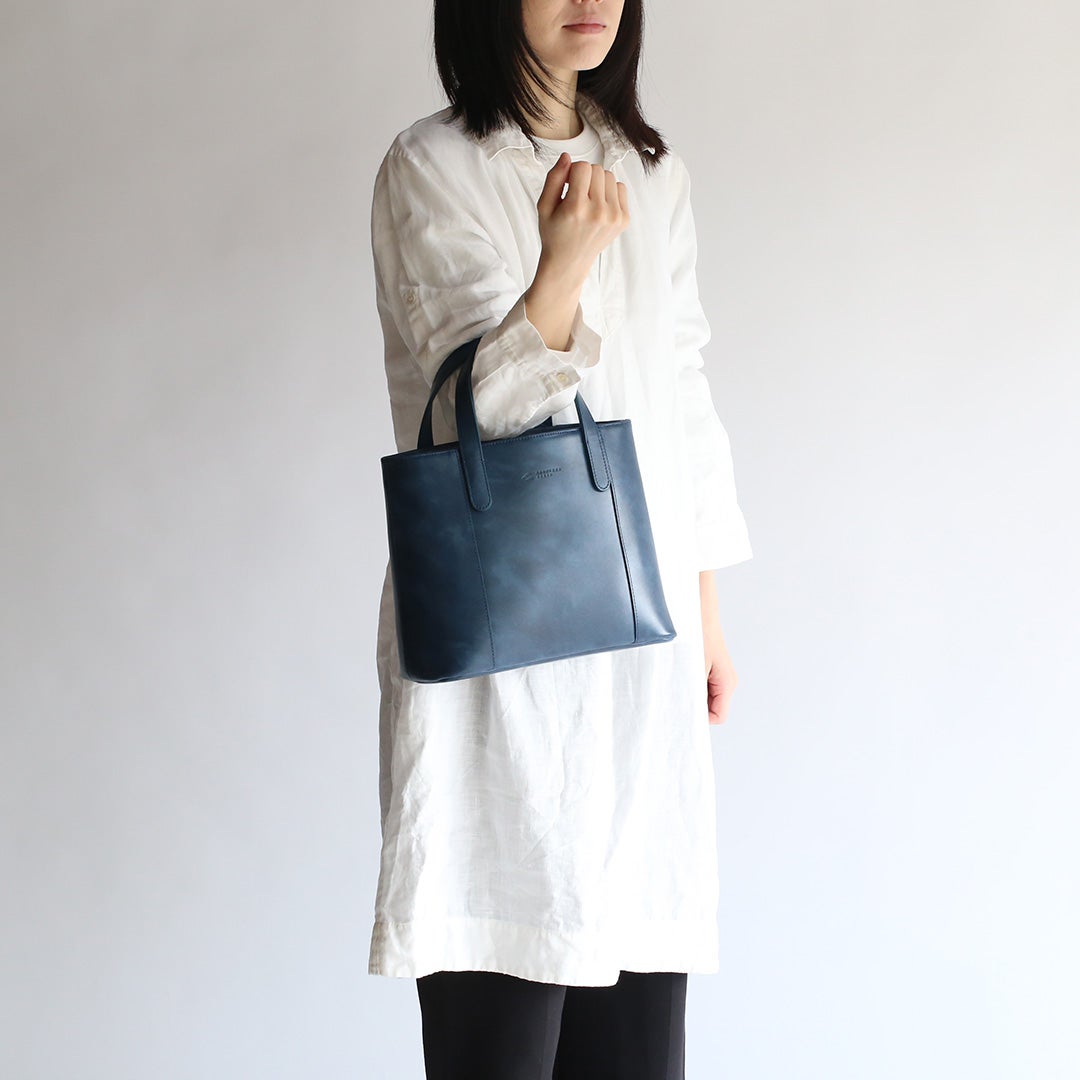 オリーブレザーミニトートモデル画像