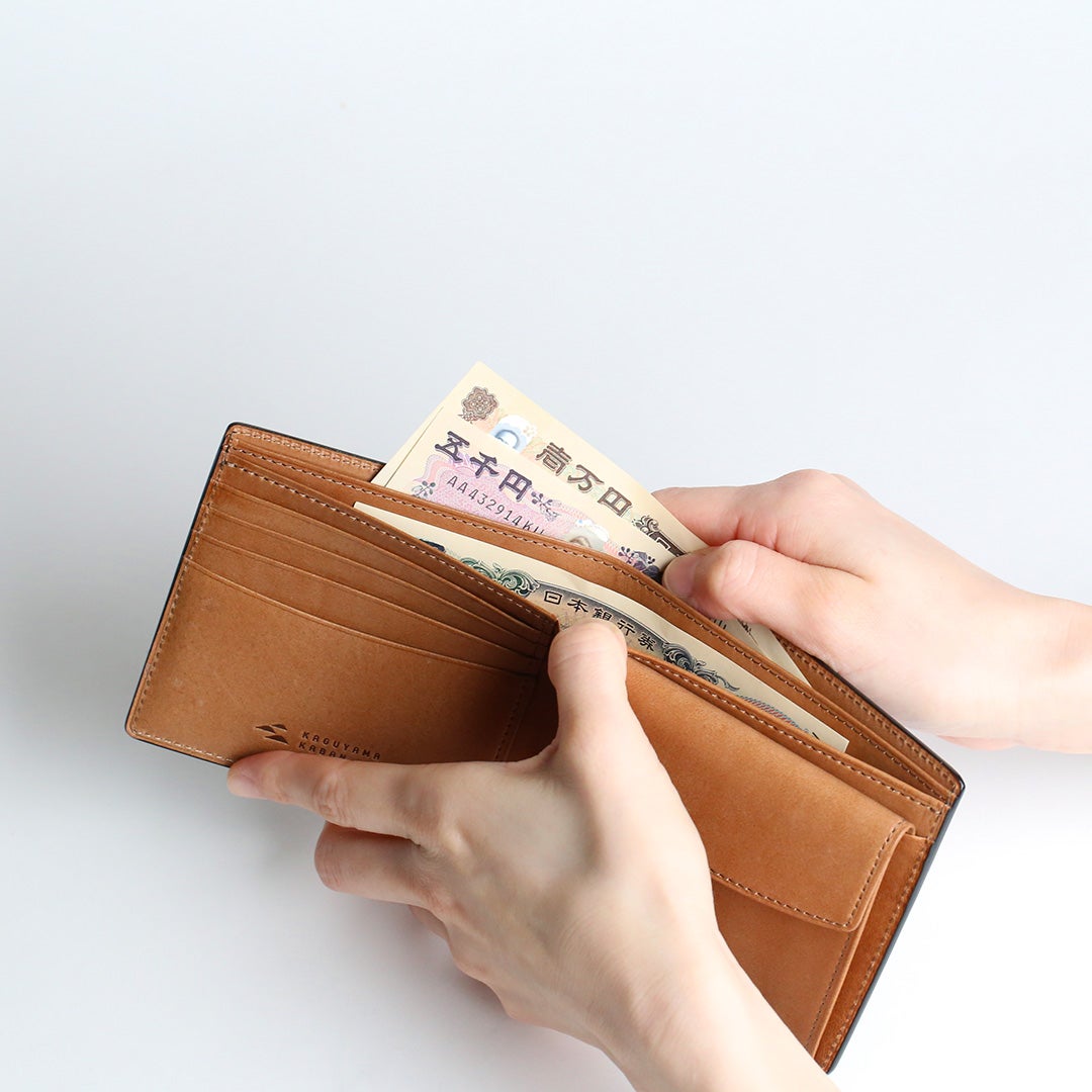 コードバン 二つ折り財布 バーガンディ 札入れにお札を収納