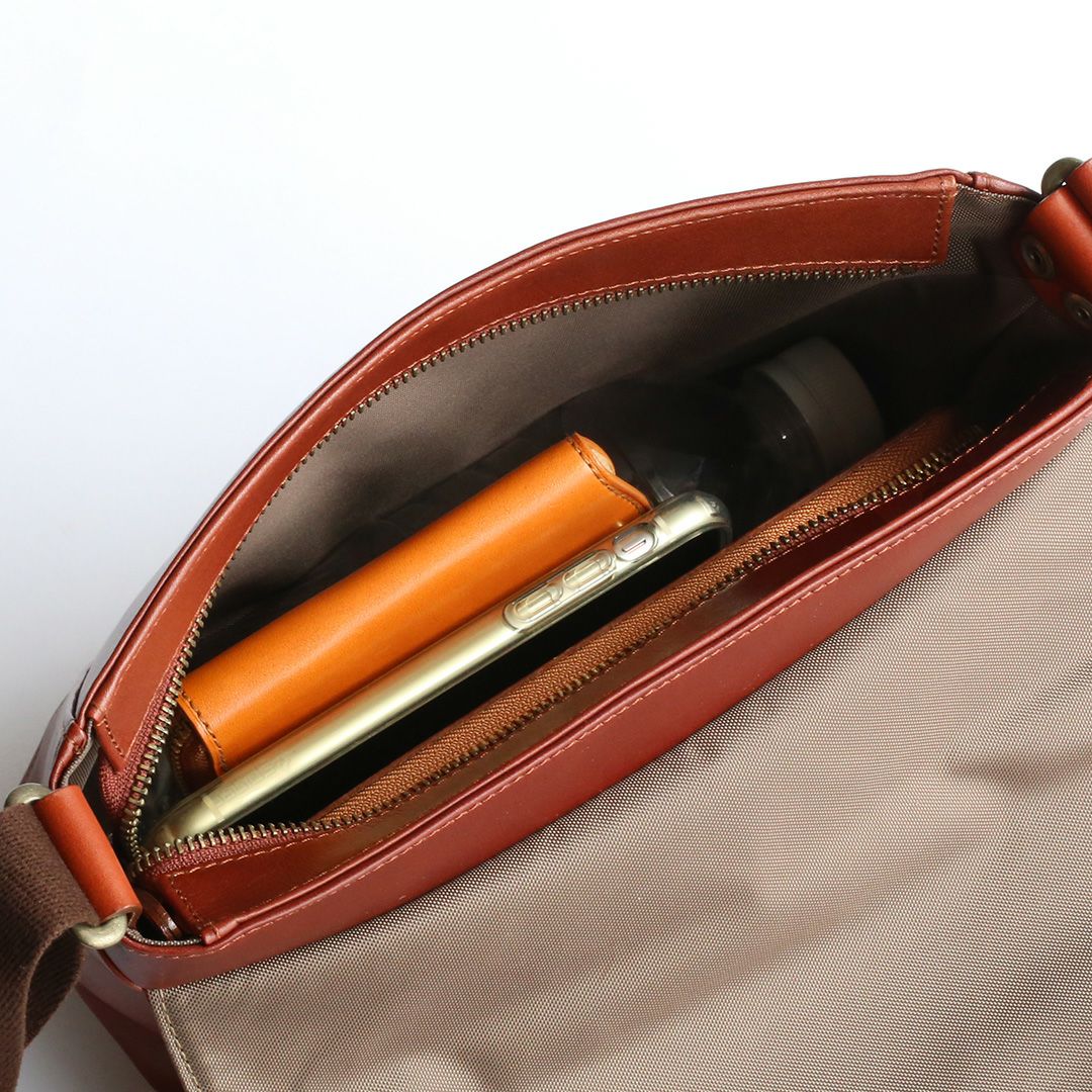 Louis Buczka（ルイブチカ）400G ミニショルダーバッグB5　マホガニー メイン収納部に荷物を収納 