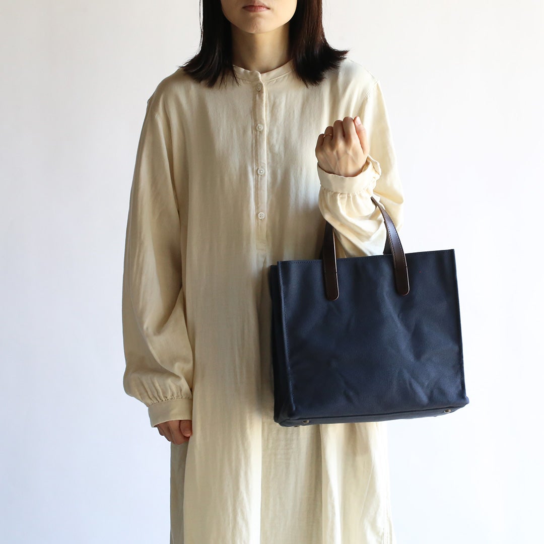 6号帆布のシカクイミニトート　ネイビー　女性モデル着用