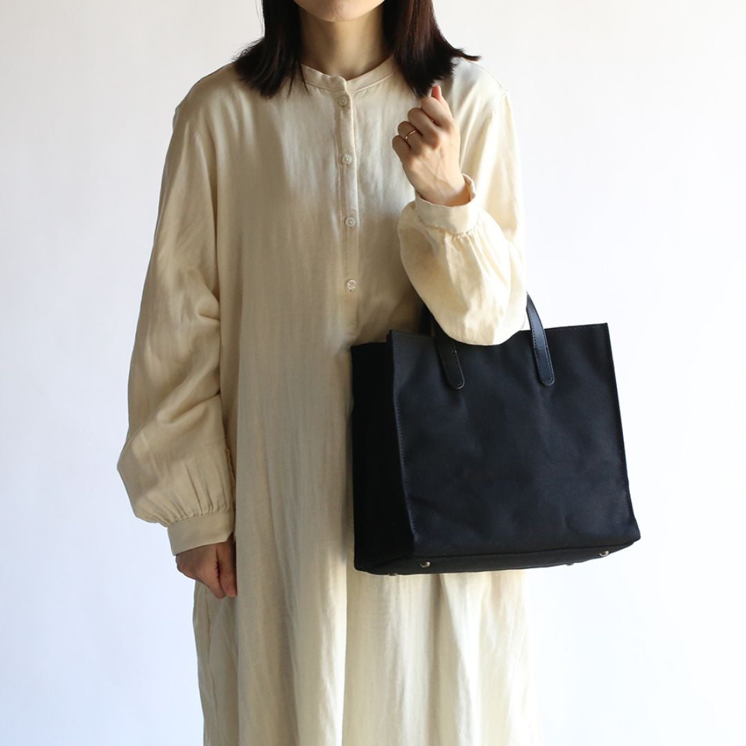 6号帆布のシカクイミニトート　ブラック　女性モデル着用