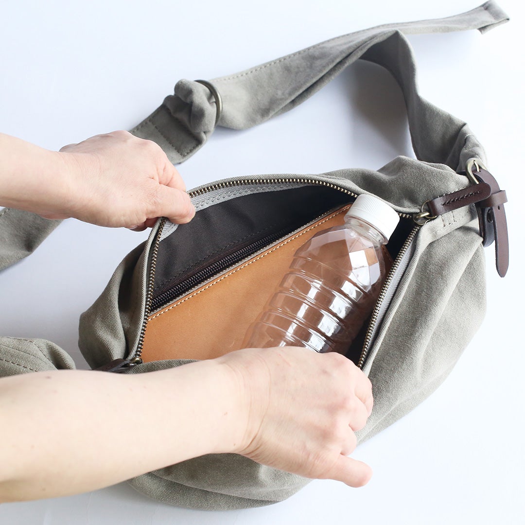 備長炭染め帆布ボディバッグミニ　グレージュ メイン収納部に荷物を収納