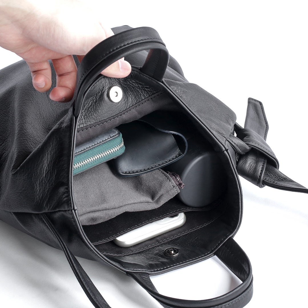 Cloak（クローク）  レザーショルダーバッグ 収納量