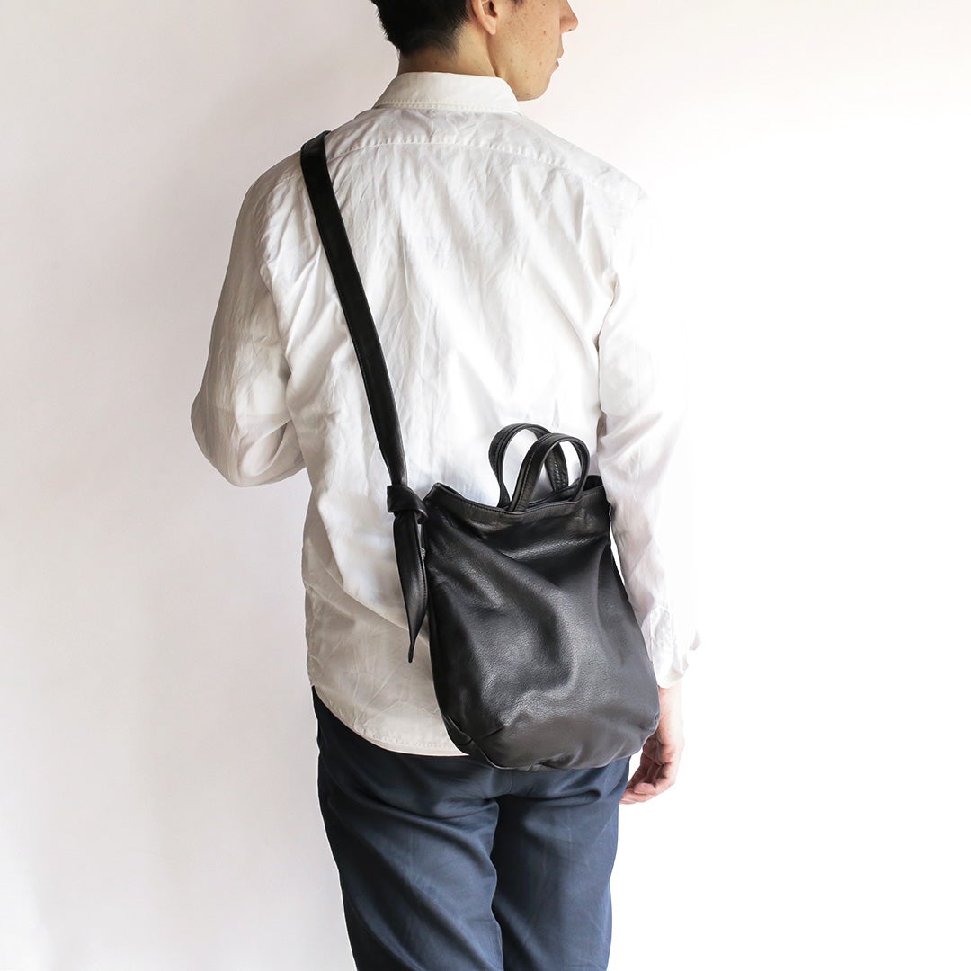 Cloak（クローク）  レザーショルダーバッグ 男性モデル着用 肩掛け 