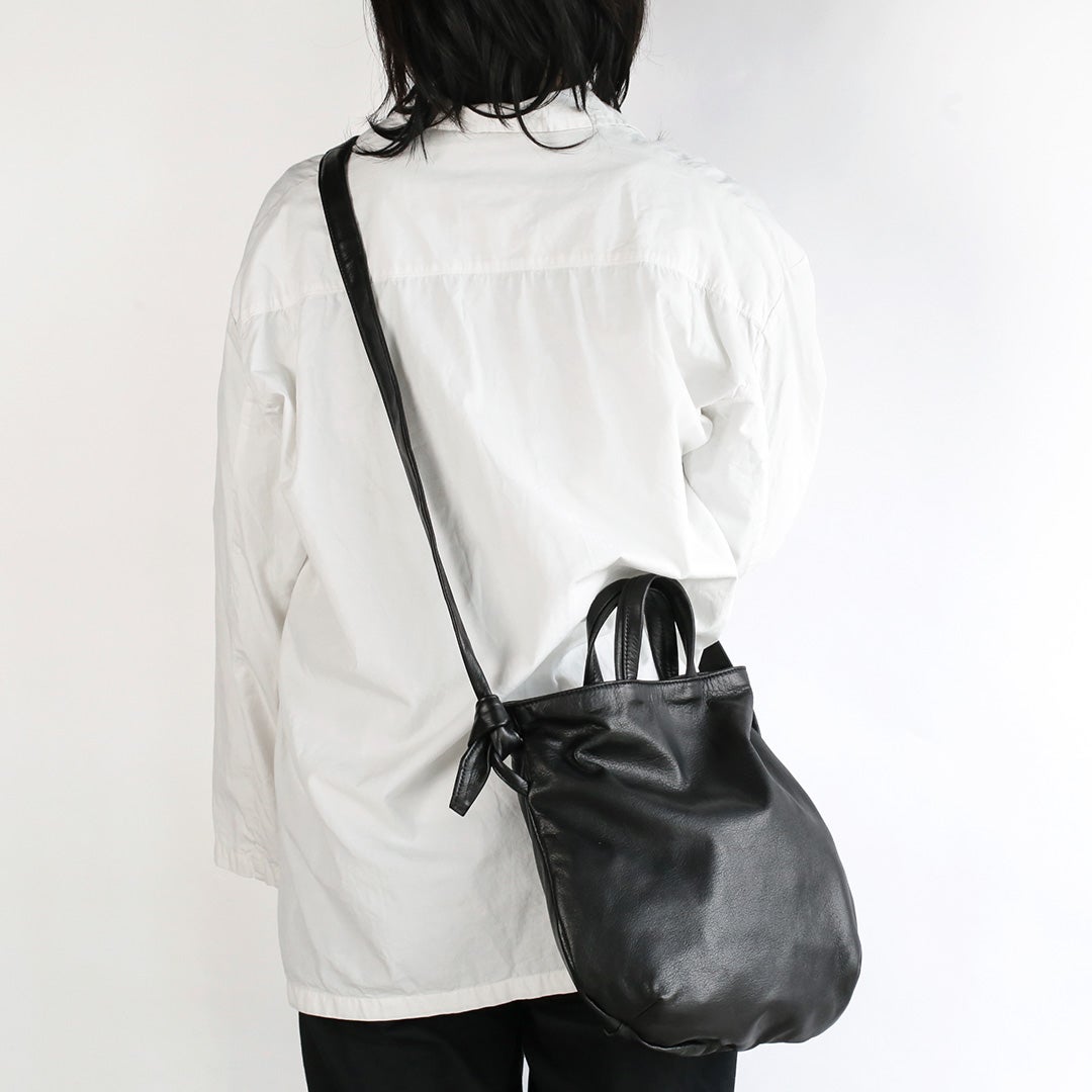 Cloak（クローク）  レザーショルダーバッグ 女性モデル着用 肩掛け 