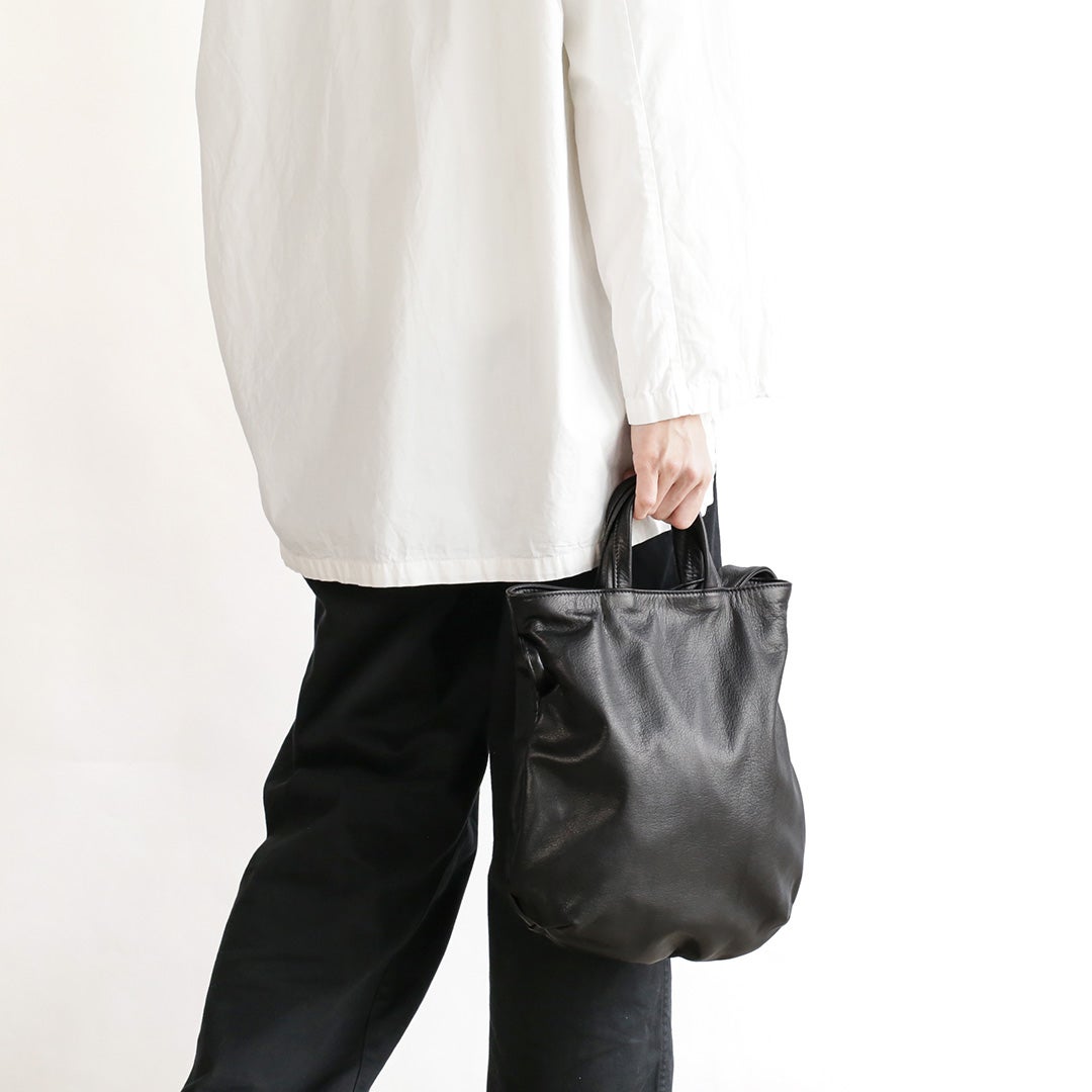 Cloak（クローク）  レザーショルダーバッグ　女性モデル着用 手持ち