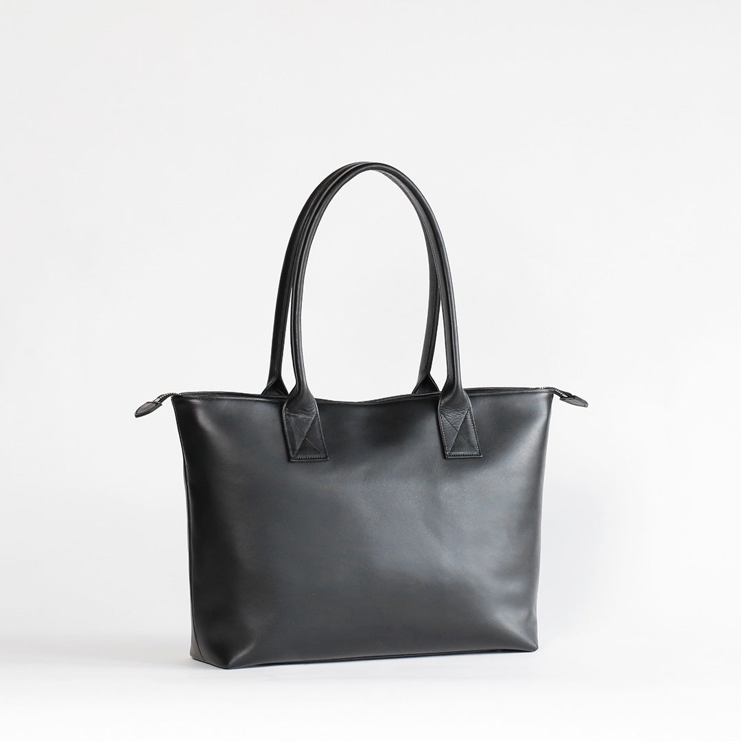 NENKE（ネンケ）レザートート  ブラック　斜め