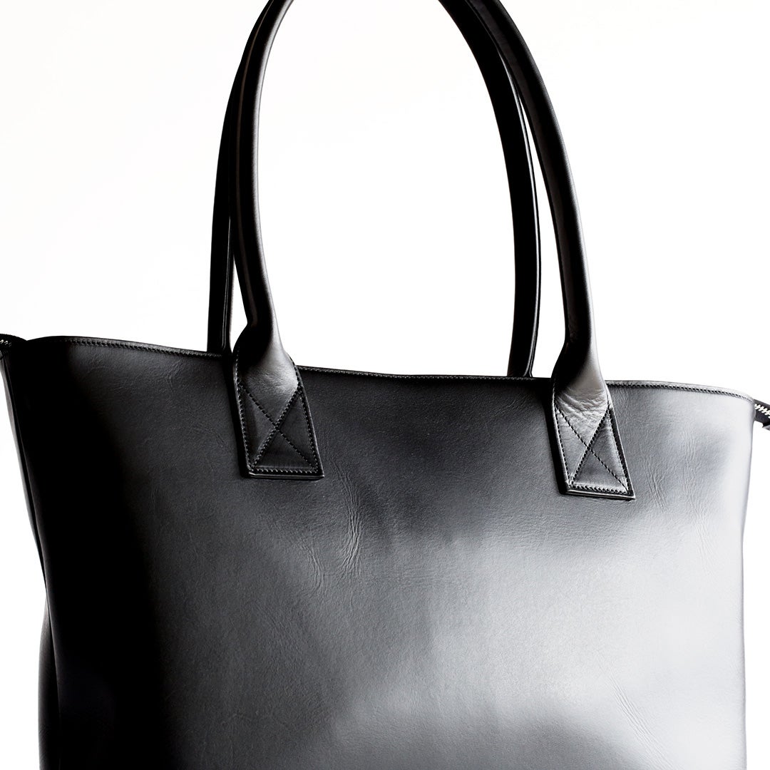 NENKE（ネンケ）レザートート ブラック 持ち手を自立させている