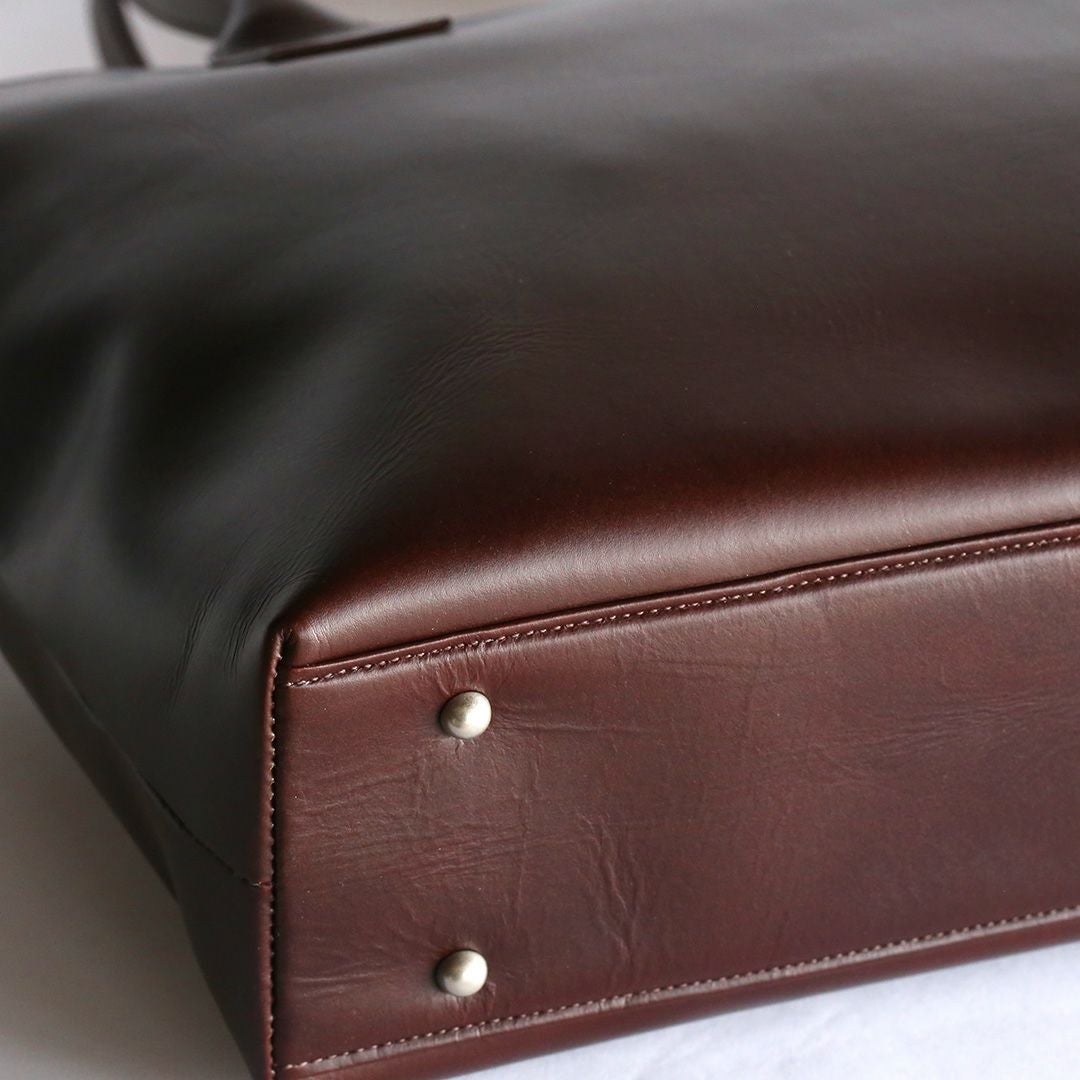 NENKE（ネンケ）レザートート  ダークブラウン 底面と底鋲