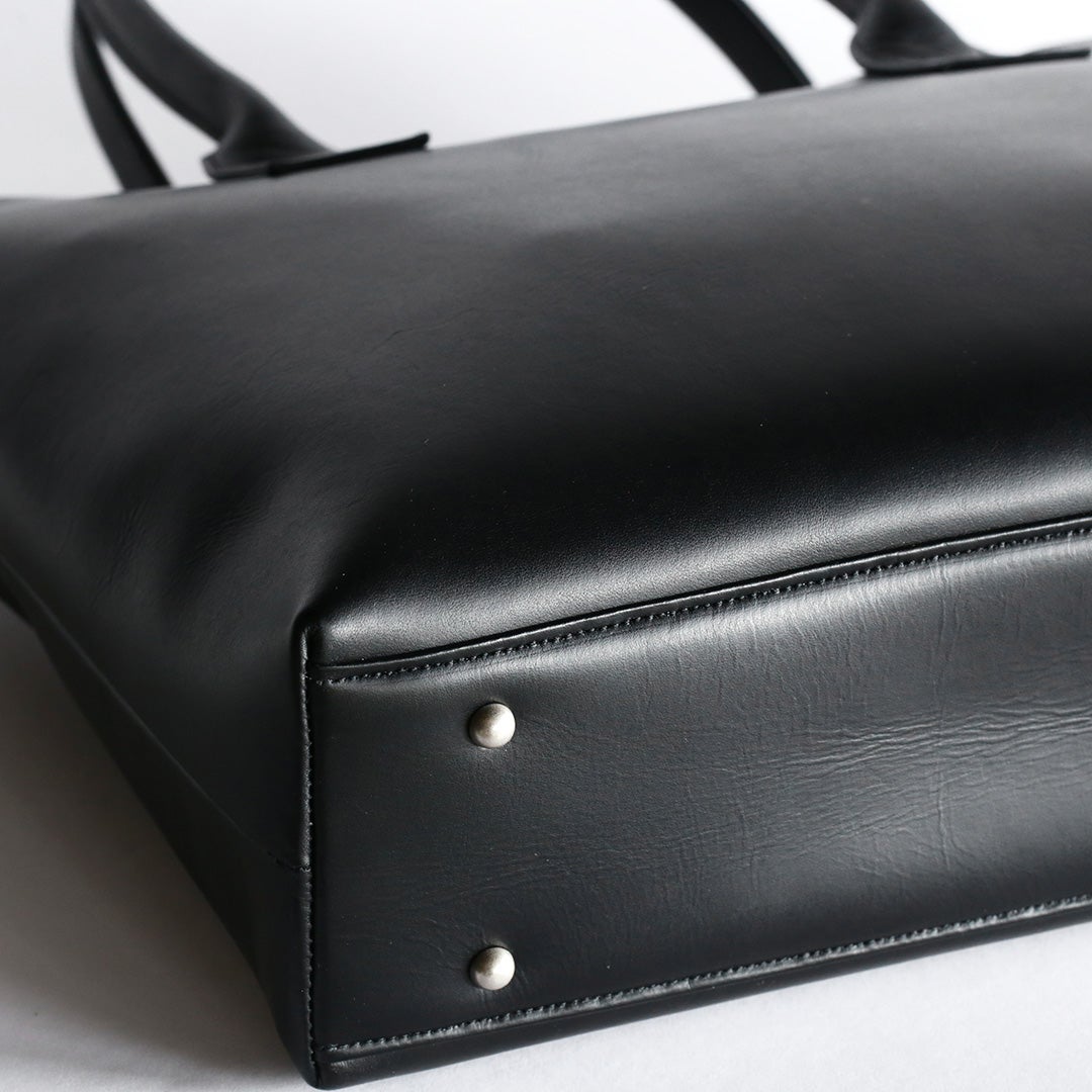 NENKE（ネンケ）レザートート  ブラック 底面と底鋲