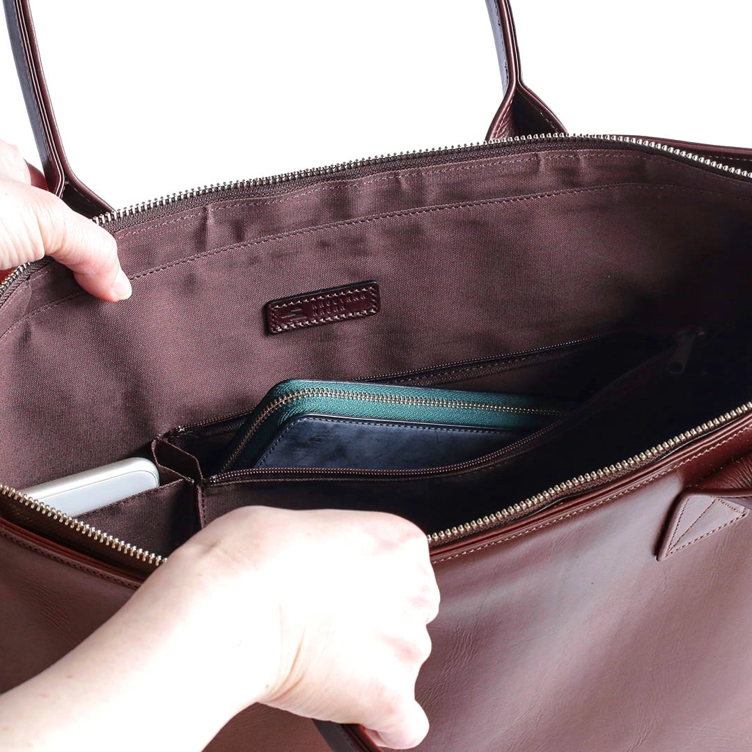 NENKE（ネンケ）レザートート ダーク ブラウン 背面側の内装のオープンポケットとファスナーポケット