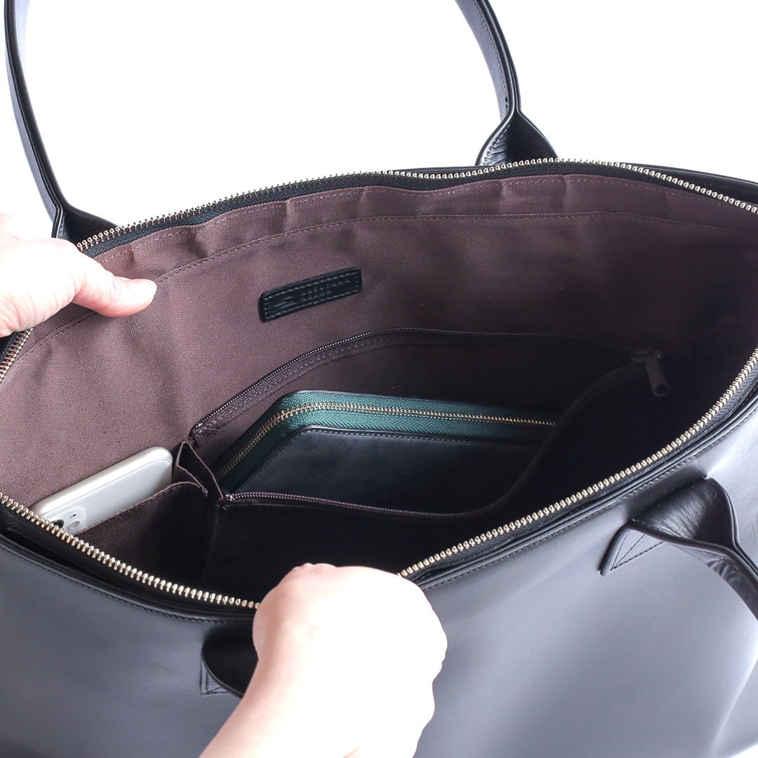 NENKE（ネンケ）レザートート ブラック 背面側の内装のオープンポケットとファスナーポケット