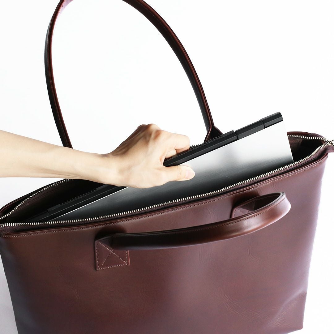 NENKE（ネンケ）レザートート  ダークブラウン メイン収納部にノートパソコンを収納