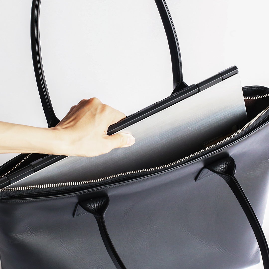 NENKE（ネンケ）レザートート  ブラック メイン収納部にノートパソコンを収納