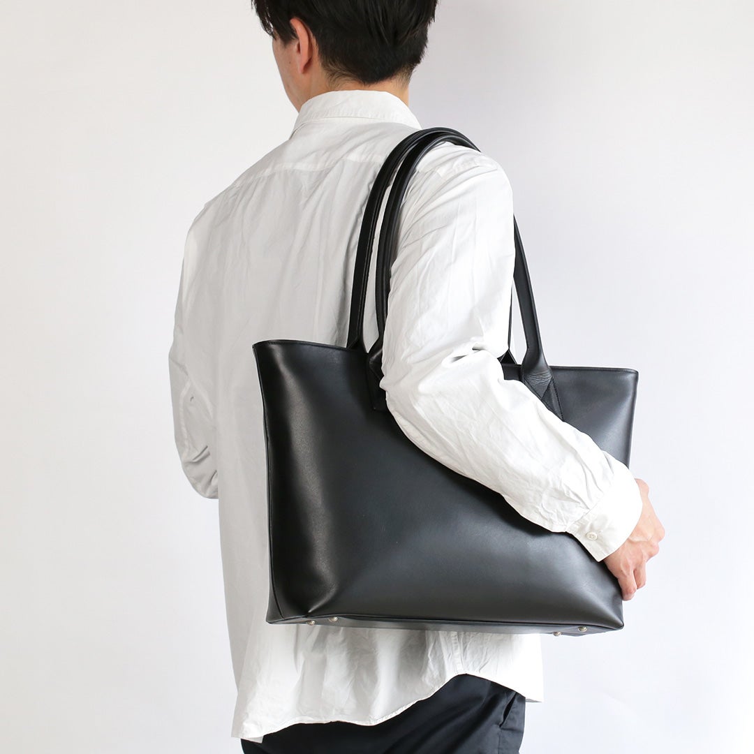 NENKE（ネンケ）レザートート  ブラック 男性モデル着用 肩掛け