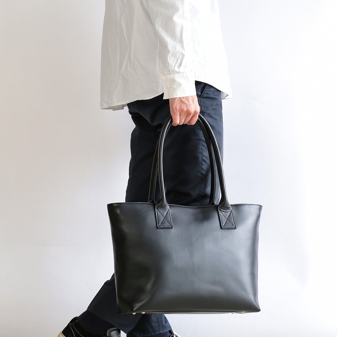 NENKE（ネンケ）レザートート  ブラック 男性モデル着用 手持ち